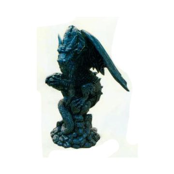 sitzender Drache auf Steinhaufen verkleinert