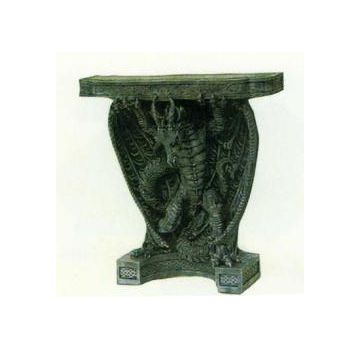 starker Drache als Tischchen verkleinert