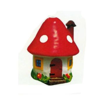 kleines Fliegenpilz als Haus vergrößert