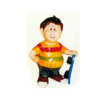 frecher Junge mit Skateboard verkleinert