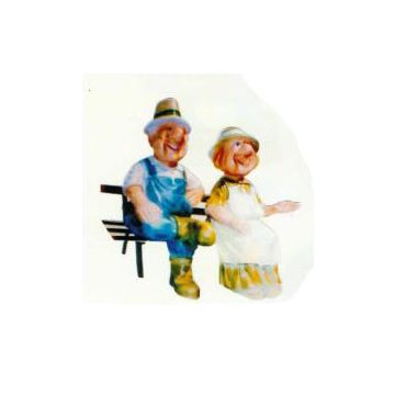 Oma und Opa sitzen beide auf Bank verkleinert