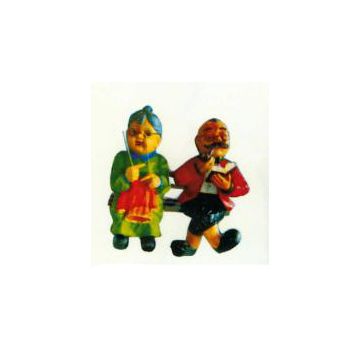 Omi und Opi stricken und lesen auf Bank verkleinert