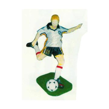 kleiner deutscher Fußballspieler mit Ball verkleinert