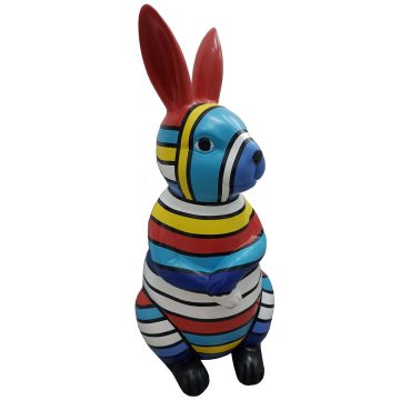 Hase mit bunter Streifenbemalung lebensgroß
