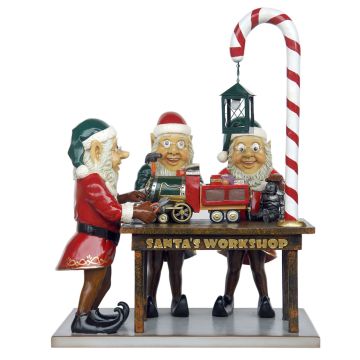 Drei Weihnachtselfen in Weihnachtswerkstatt lebensgroß