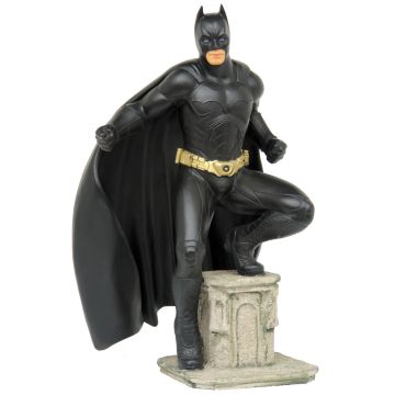kleiner Batman stehend auf Säule lebensgroß