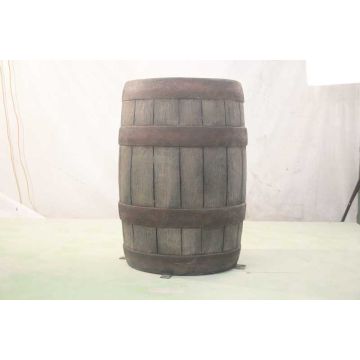 Kleines Holzfass lebensgroß