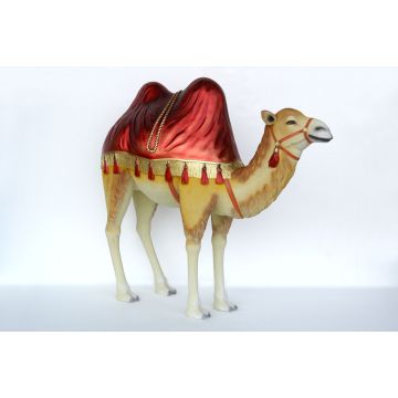 orientalisches Kamel mit rotem Tuch lebensgroß